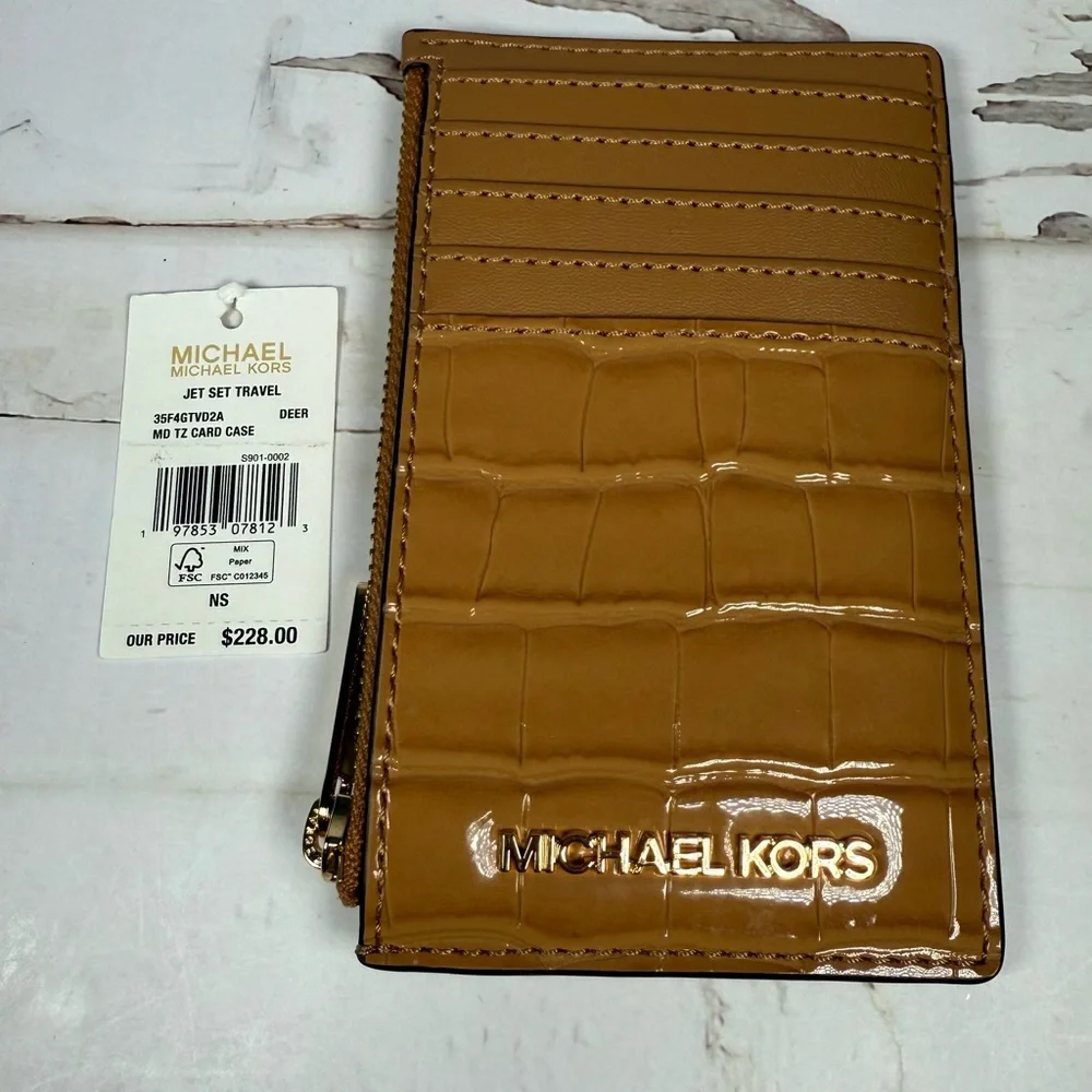 NWT Michael Kors jet set travel medium card case.